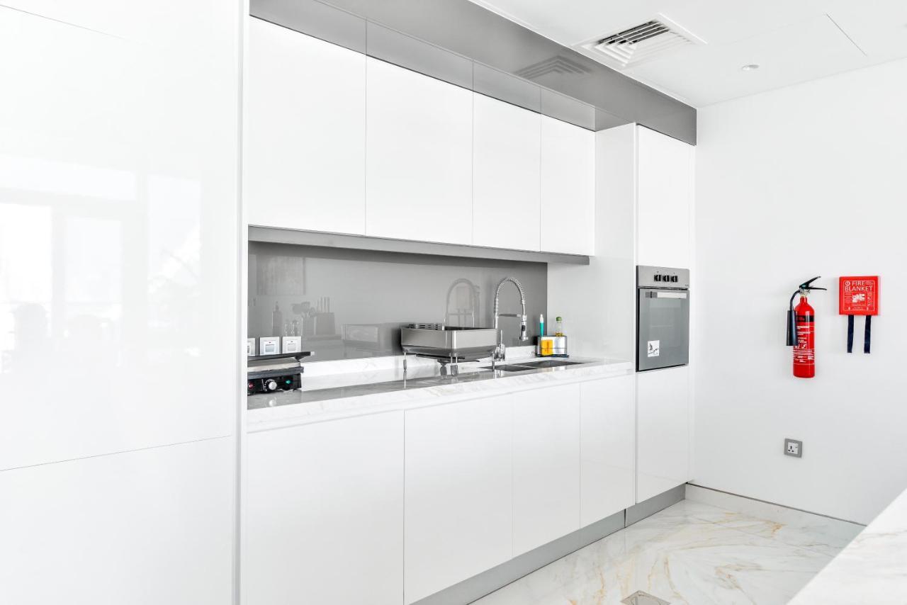 Luxury 2 Bedroom Beachfront Apt W Stunning Sea View Dubai Bagian luar foto